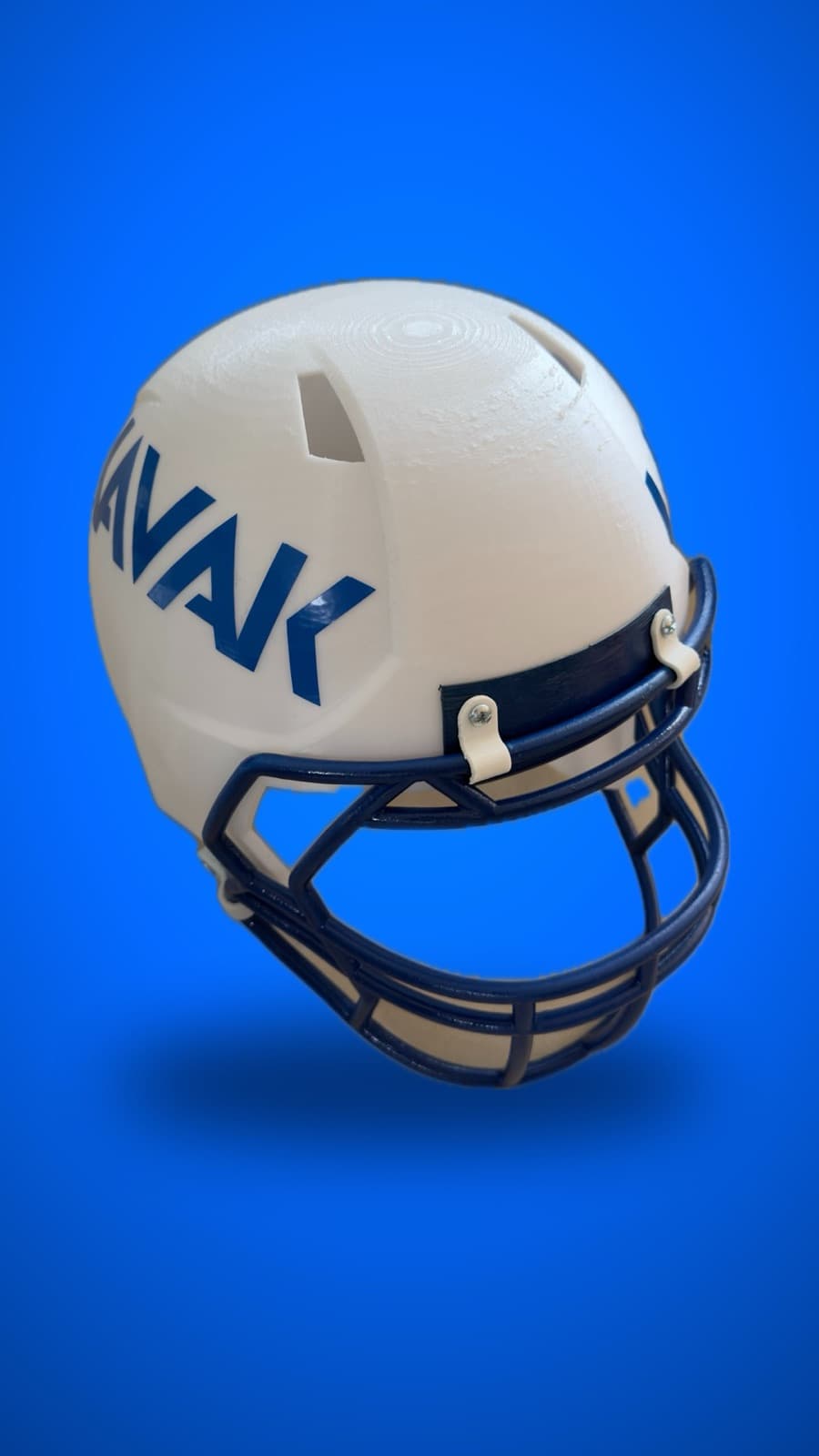El mismo casco visto de tres cuartos, con la careta azul y el logotipo lateral.