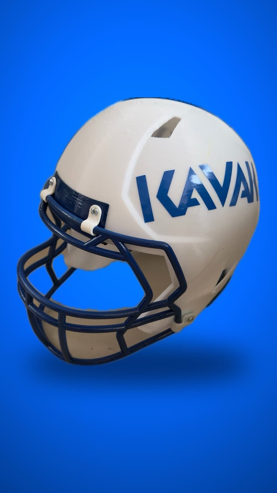 Casco de futbol americano blanco con barras azules y el logotipo de la marca en el costado, sobre fondo azul.