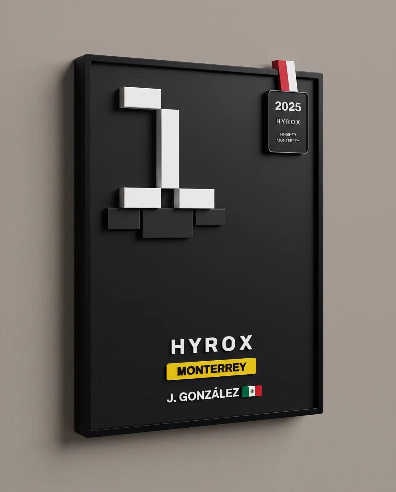 Cuadro negro de pared con un número uno en relieve, medalla y placa con nombre y sede.