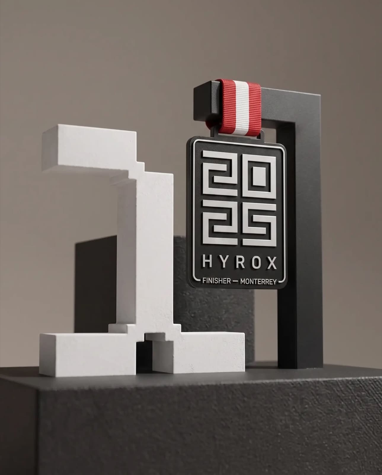 Acercamiento del trofeo: número uno en bloques blancos junto a una medalla colgada de su listón.